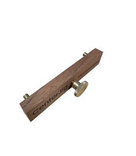 CenterJig von Gitaarbouwwinkel zum Markieren der Mitte auf einem Stück Holz.
