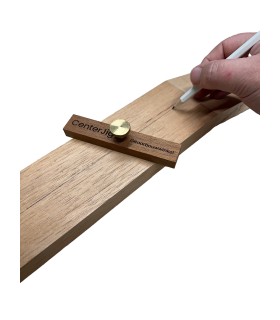 CenterJig von Gitaarbouwwinkel zum Markieren der Mitte auf einem Stück Holz.