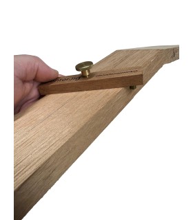 CenterJig von Gitaarbouwwinkel zum Markieren der Mitte auf einem Stück Holz.